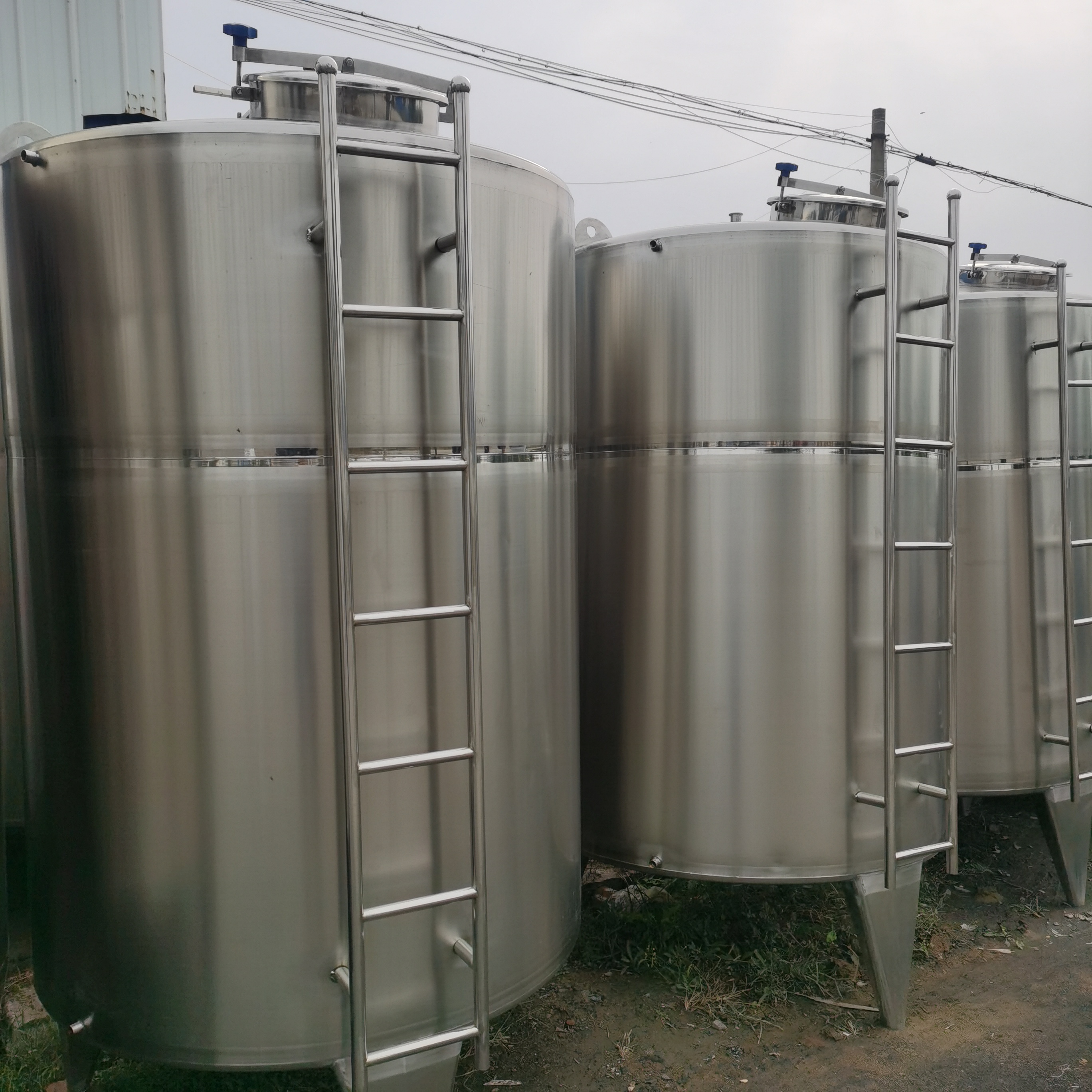 Selling second-hand stainless steel storage tanks with a volume of 10 to 80 cubic meters and multifunctional storage equipment with good working pressure effect