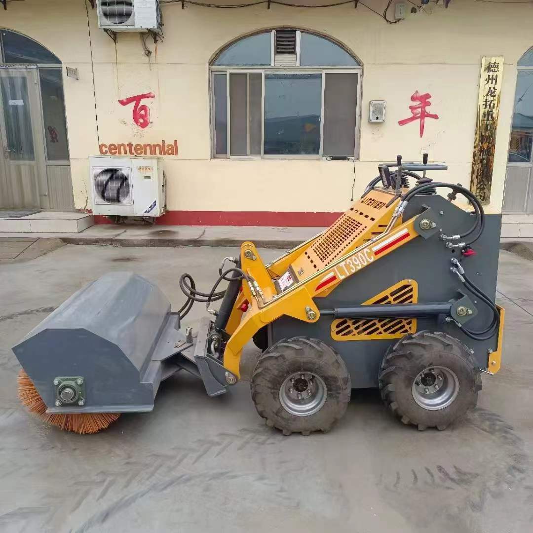 The video picture of the installation of the Snowplow on the small sliding forklift of Zhongshou Heavy Industry Co., Ltd. supports the customized manufacturer