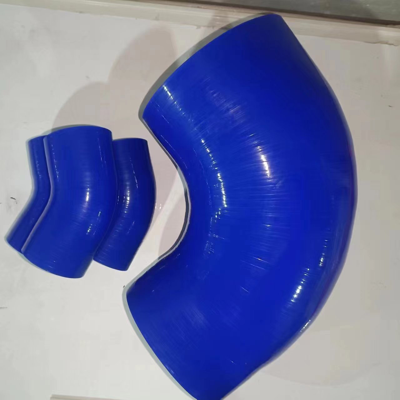 Ruiguan supplies wear-resistant silicone elbow cloth with silicone rubber hose. The 90 degree variable diameter elbow and irregular elbow pipe can be customized