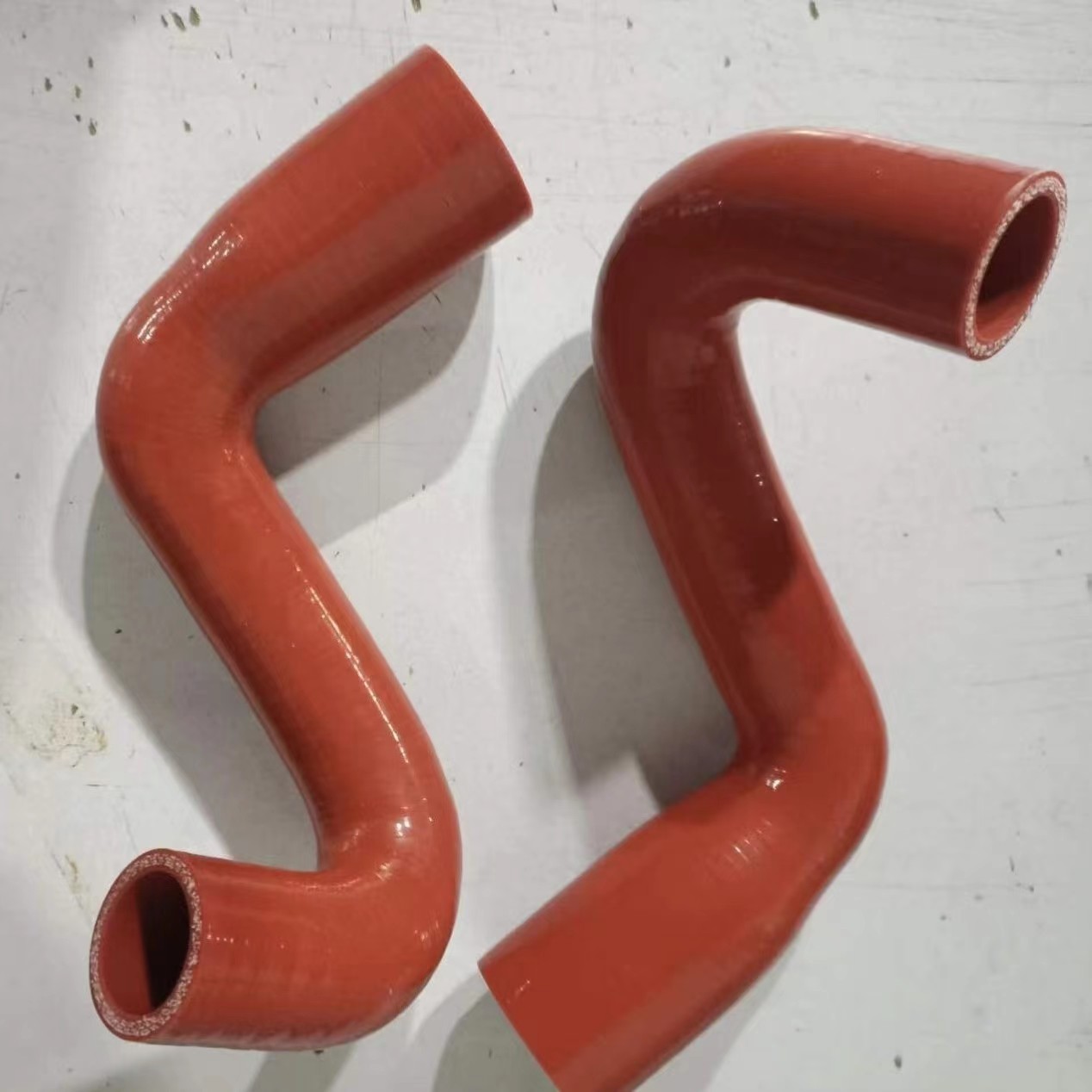 The manufacturer provides rubber hoses for automotive heating pipes, and the specifications and colors of silicone hoses for automotive coolant can be customized