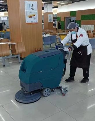 Flexible operation of school manual floor scrubber for various indoor floor cleaning purposes