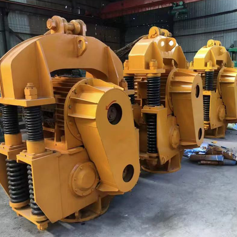 Excavator equipped with high-frequency hammer hydraulic pile driver, steel sheet pile vibration hammer, integrated with pile driving and pulling