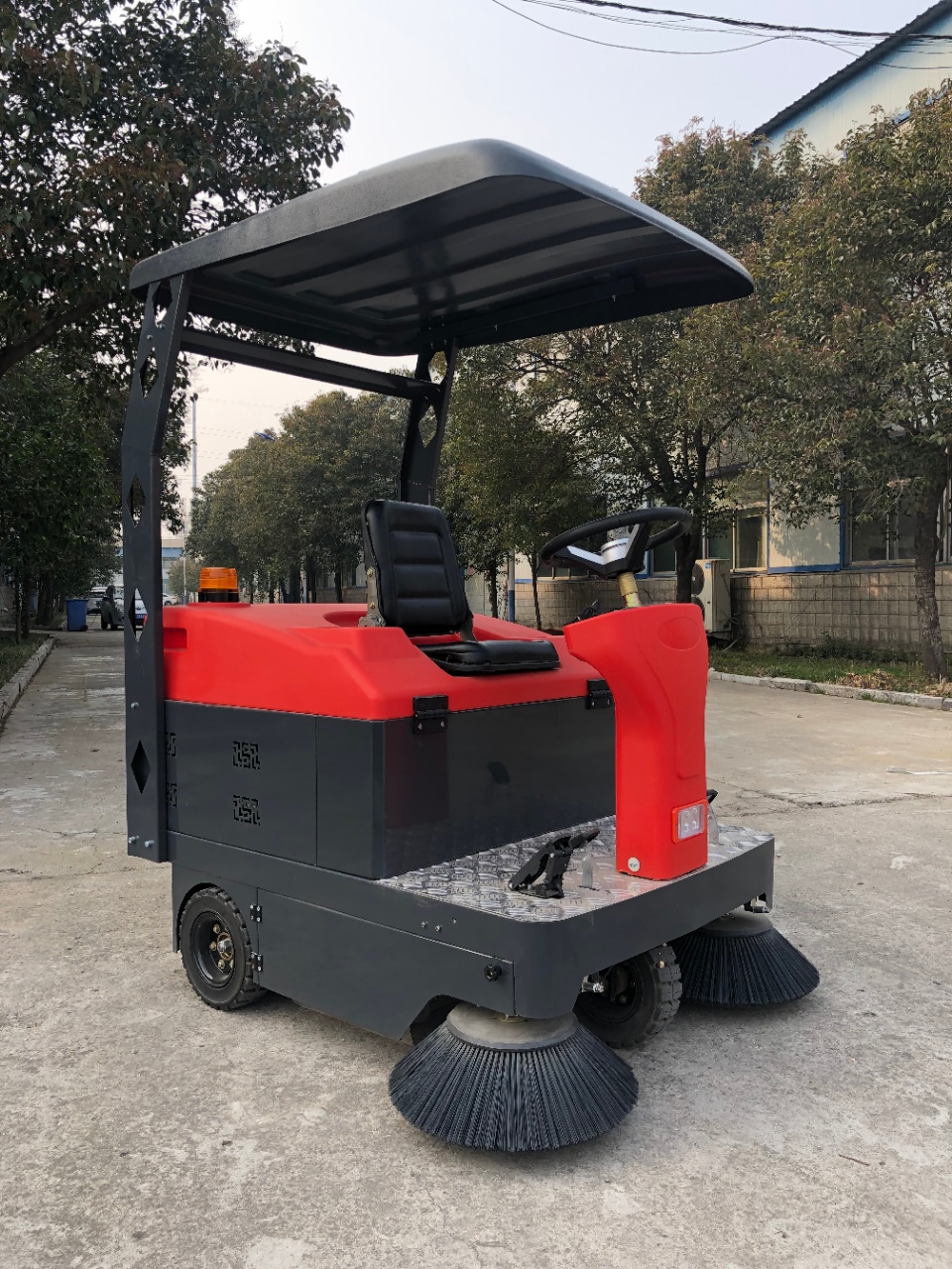 The 1450 type sweeping machine can be optionally equipped with a roof and semi enclosed sweeping vehicle. The manufacturer has a professional after-sales warranty of one year