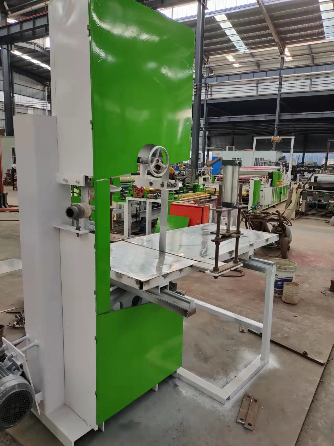 Installation of automatic foam yellow paper slitting machine and semi-automatic band saw slitting machine for Xingkaishi