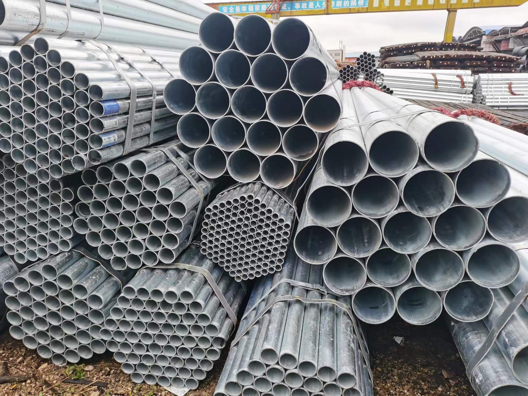 Wholesale hot-dip galvanized steel pipe Q235B D15- DN250 fire pipe dn15 * 1.4 vegetable greenhouse pipe by manufacturer