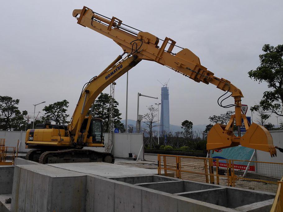 Retrofitting the excavator telescopic arm with a length of 25 to 32 meters, grabbing the bucket arm, hooking the sinking well, and extending the arm