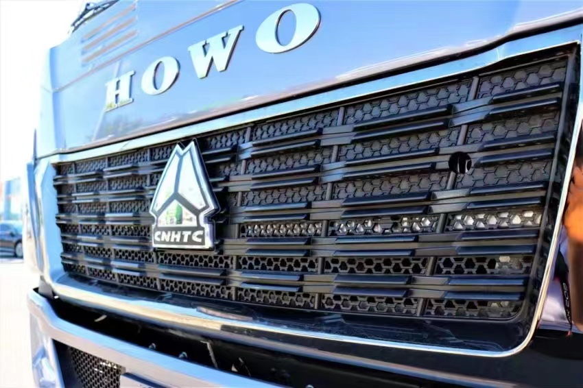 The inner diameter of the box of the 4-meter-2 high rail truck of the Heavy Duty Truck Haowo is 2.45 meters, and the 8-speed high and low speed of the Fast is 8 gears