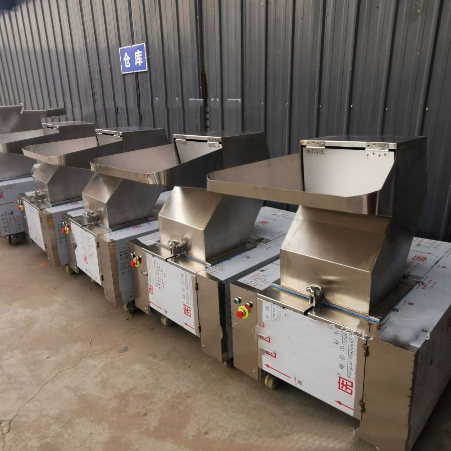 破骨机也叫骨头破碎机,骨头粉碎机,是一种专门用来牛骨,羊骨,猪骨