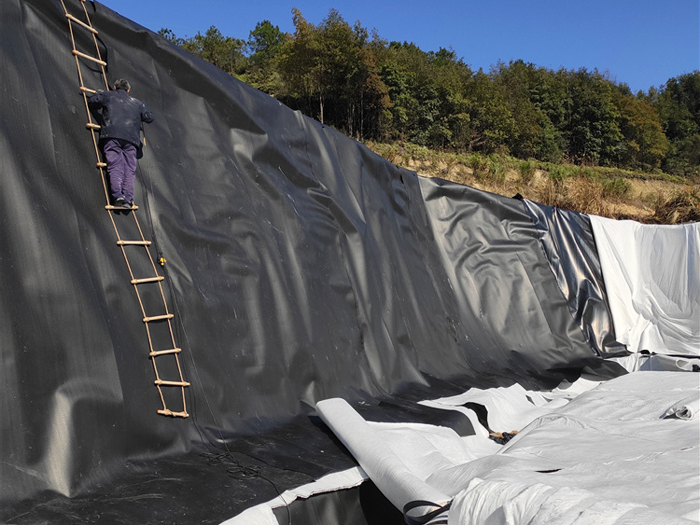 Hengrui 0.5mm HDPE geomembrane, polyethylene anti-seepage membrane, oxidation pond covering membrane