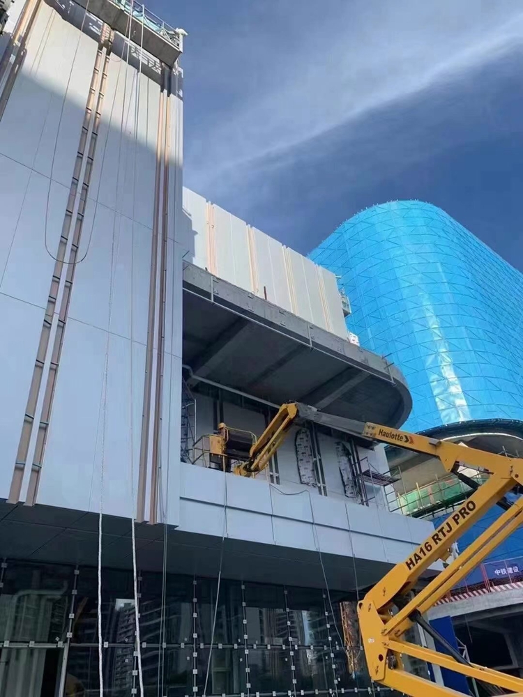 2.0 thick fluorocarbon profiled aluminum veneer at the front of the store. The exterior wall, eaves, and perforated aluminum panel curtain wall of the shopping mall