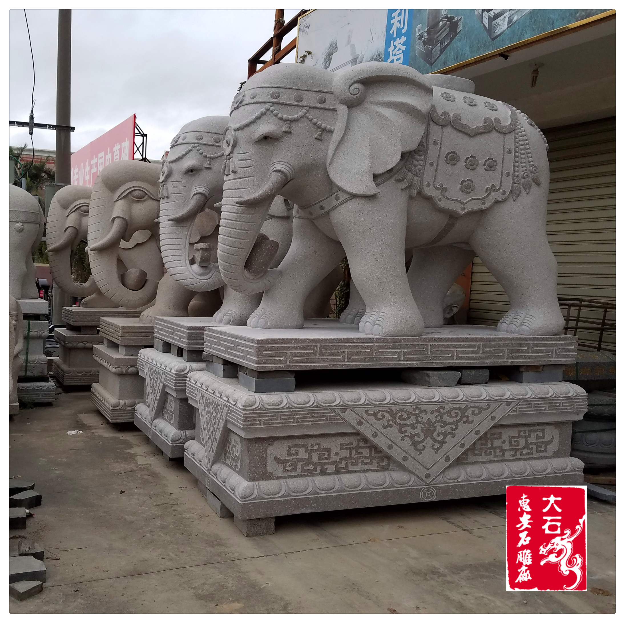 Garden decoration, stone carving, animal placement, blue stone, elephant-shaped, beautiful appearance, free installation at doorstep