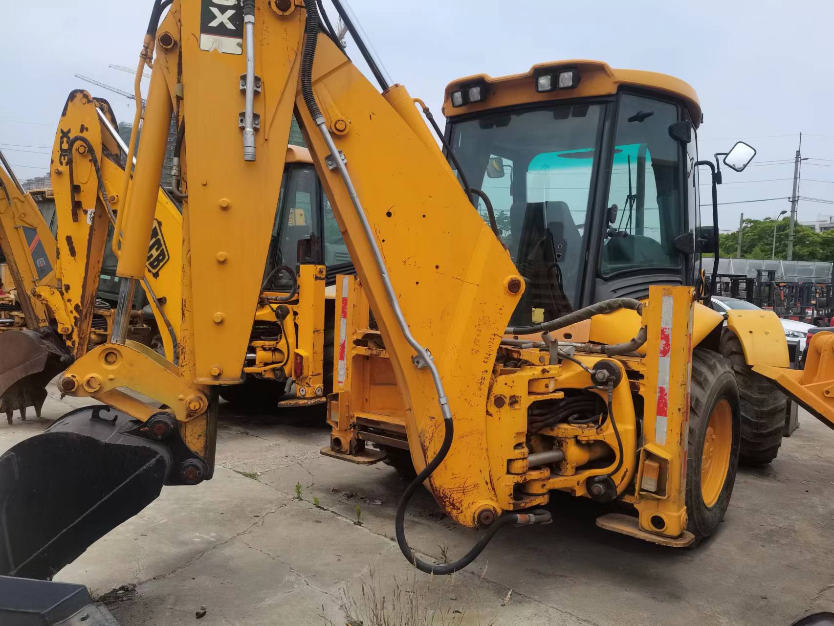 JCB4CX two end busy loader is used in various construction fields such as highway, railway, port, and airport construction