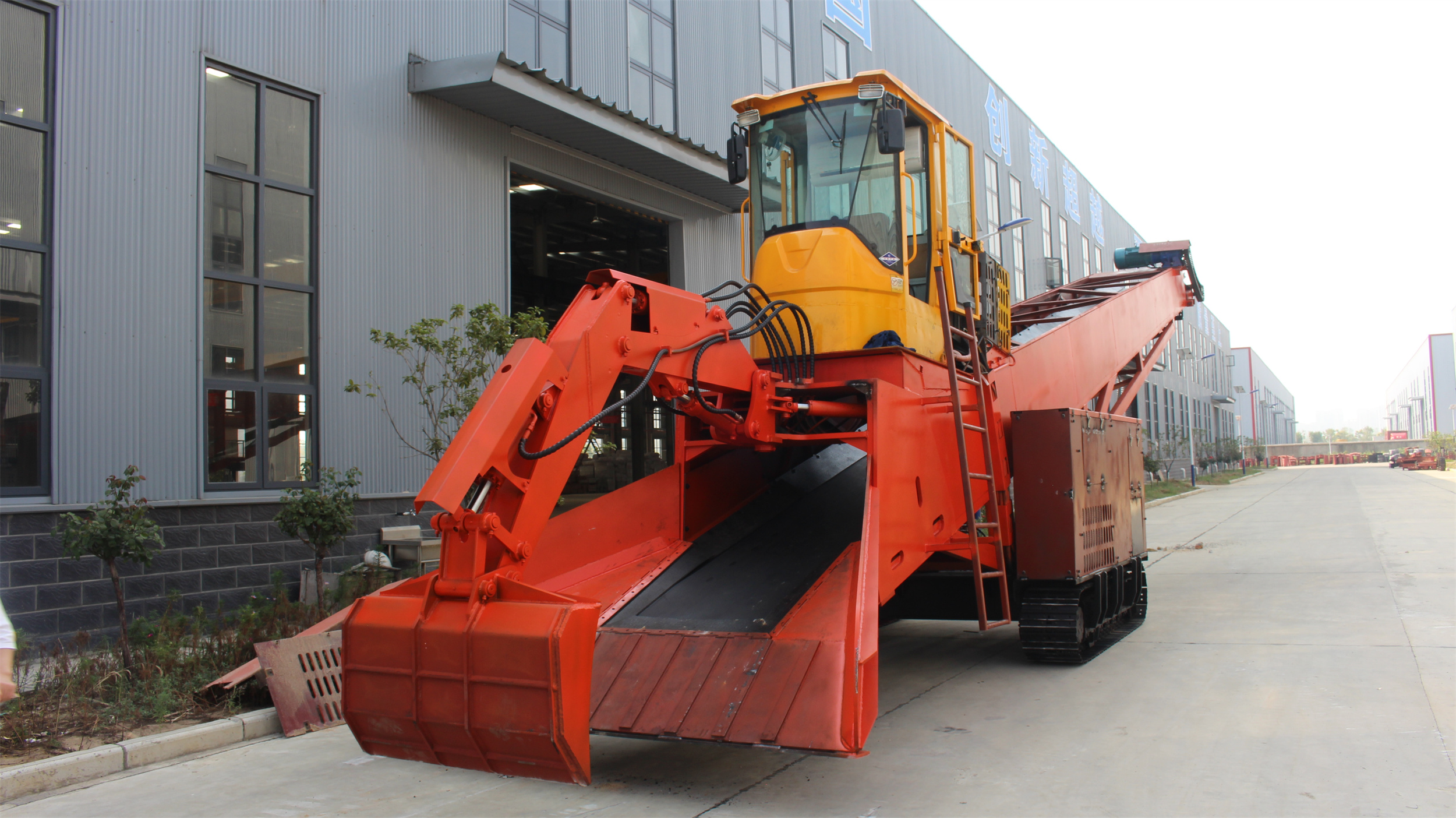 Exclusive customized slag removal and transportation equipment, thickened high-quality steel, crawler type slag removal machine, affordable and high-quality