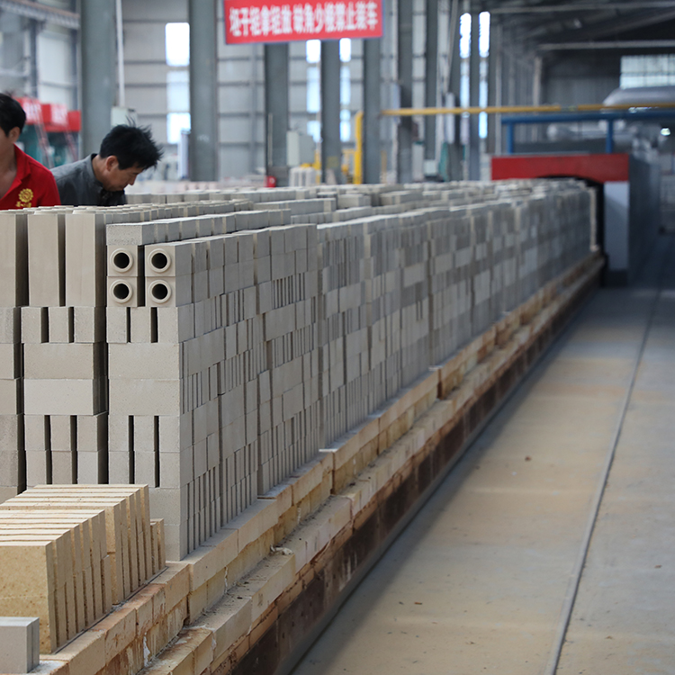 Magnesium aluminum spinel bricks for the transition zone of cement rotary kilns have good thermal shock resistance and can be customized