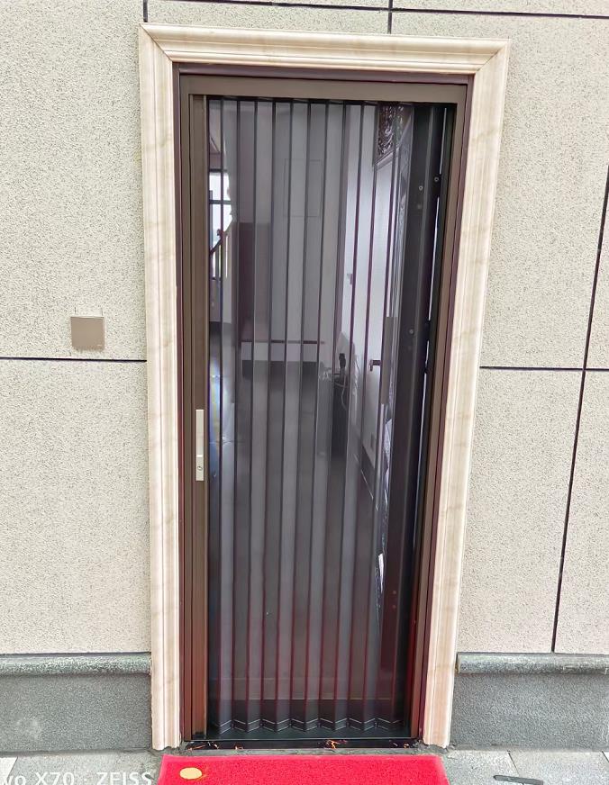 Trackless invisible screen door, folding screen door, screen window door, retractable and sliding aluminum alloy frame, mosquito proof and sand resistant window door