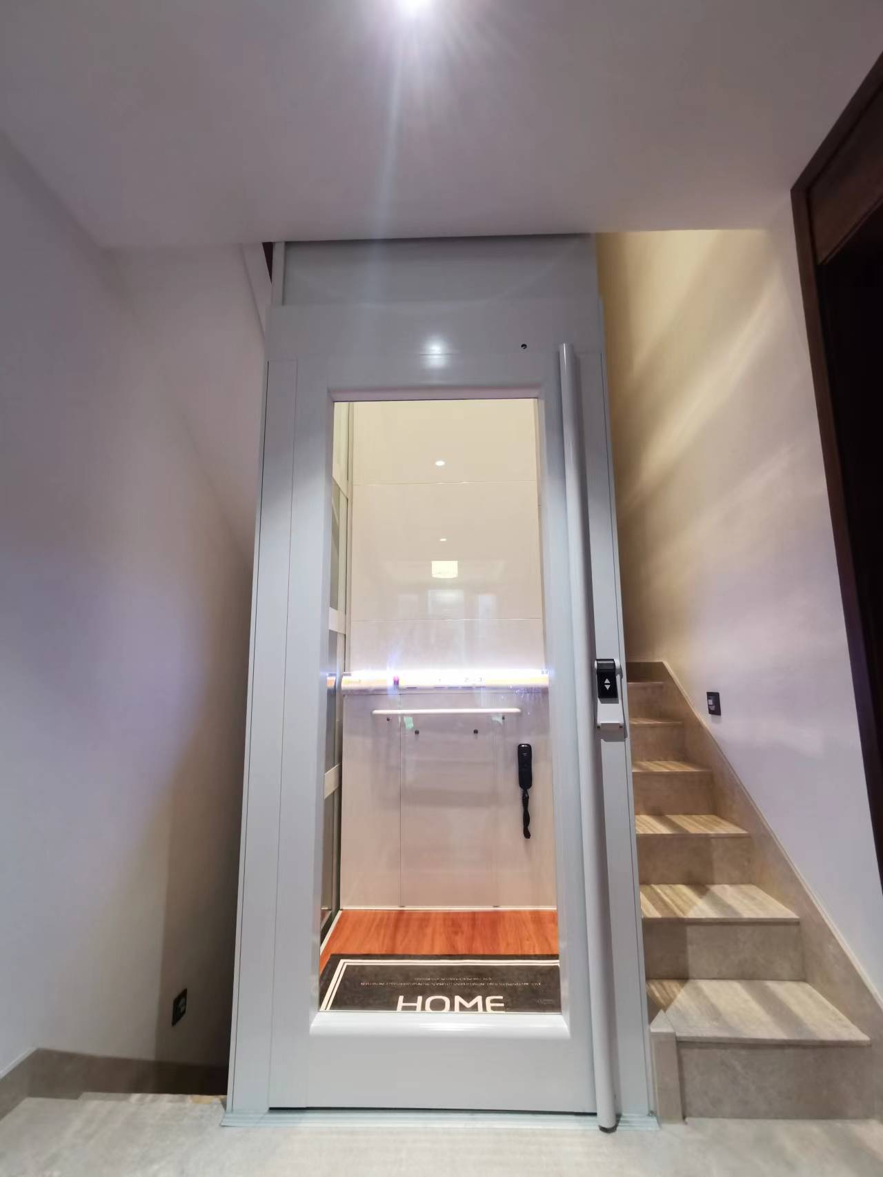 Household elevators with no bottom pit and no ceiling height limit have a space utilization rate of 70.6%