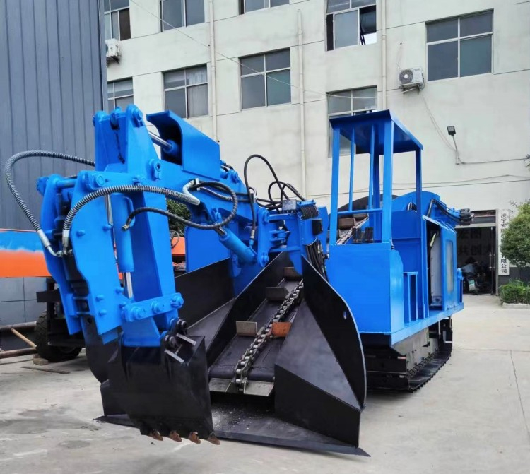 Mining loading and slag scraping machine for tunnel cleaning under the mine. The 60 type slag scraping machine is hydraulically operated and the efficiency of the slag climbing machine is high