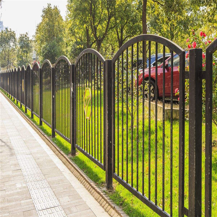 Zinc steel guardrails in residential areas, courtyard isolation guardrails, outdoor villas, iron protective fences, school factory walls, guardrails