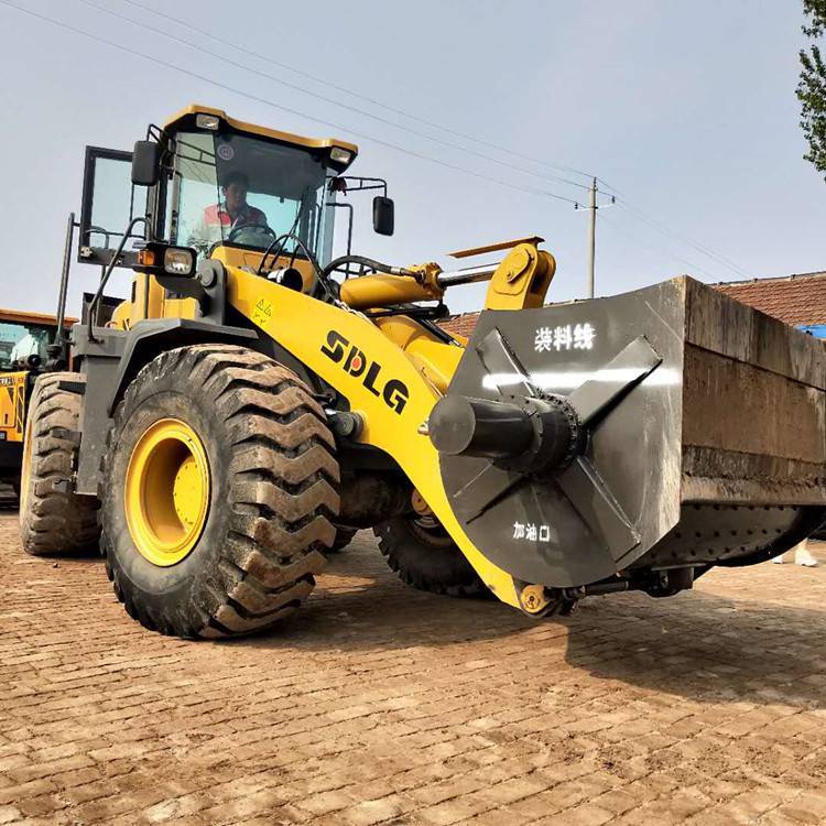 The first heavy worker in the concrete self loading mixer truck has high efficiency in permeable transportation work