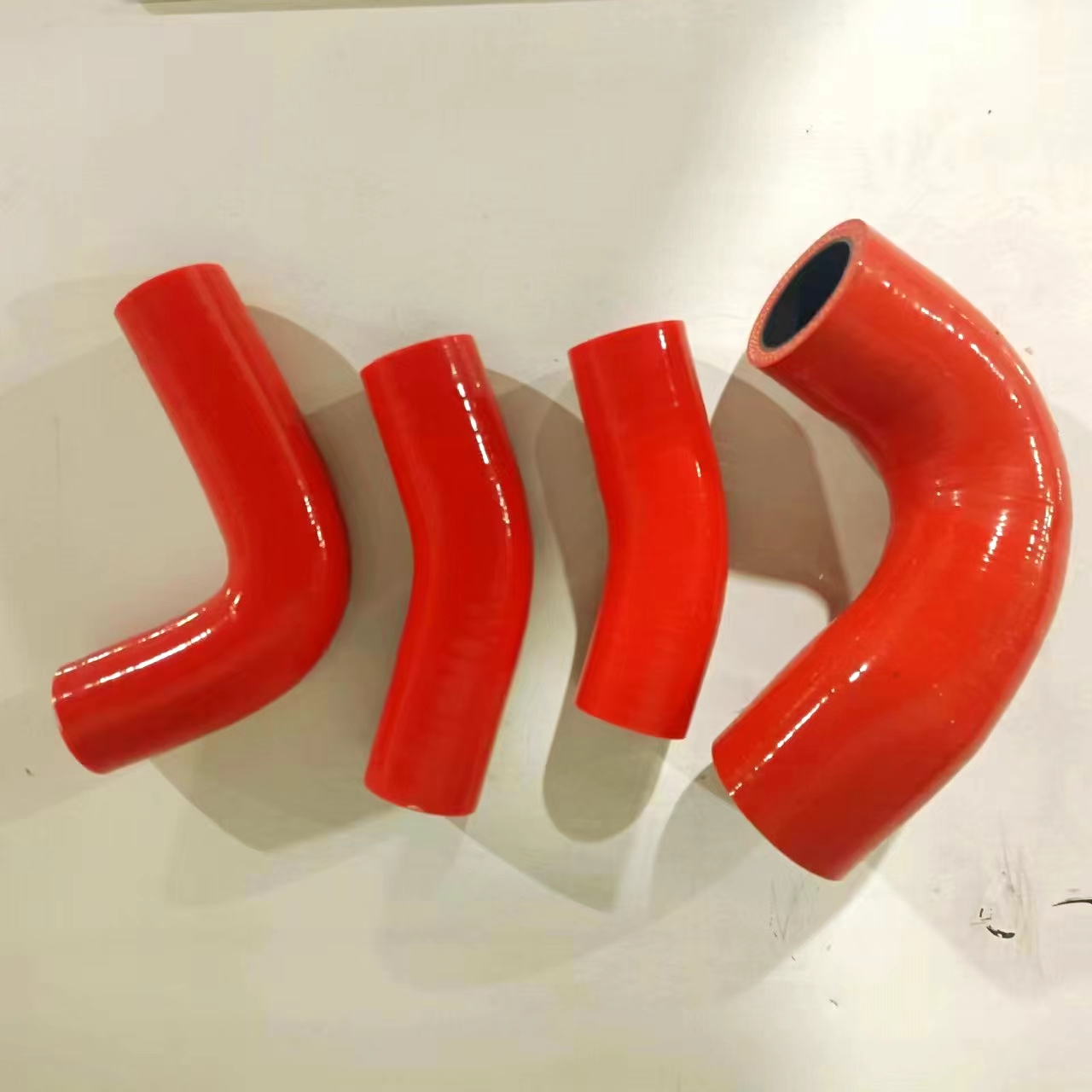 The manufacturer provides rubber hoses for automotive heating pipes, and the specifications and colors of silicone hoses for automotive coolant can be customized