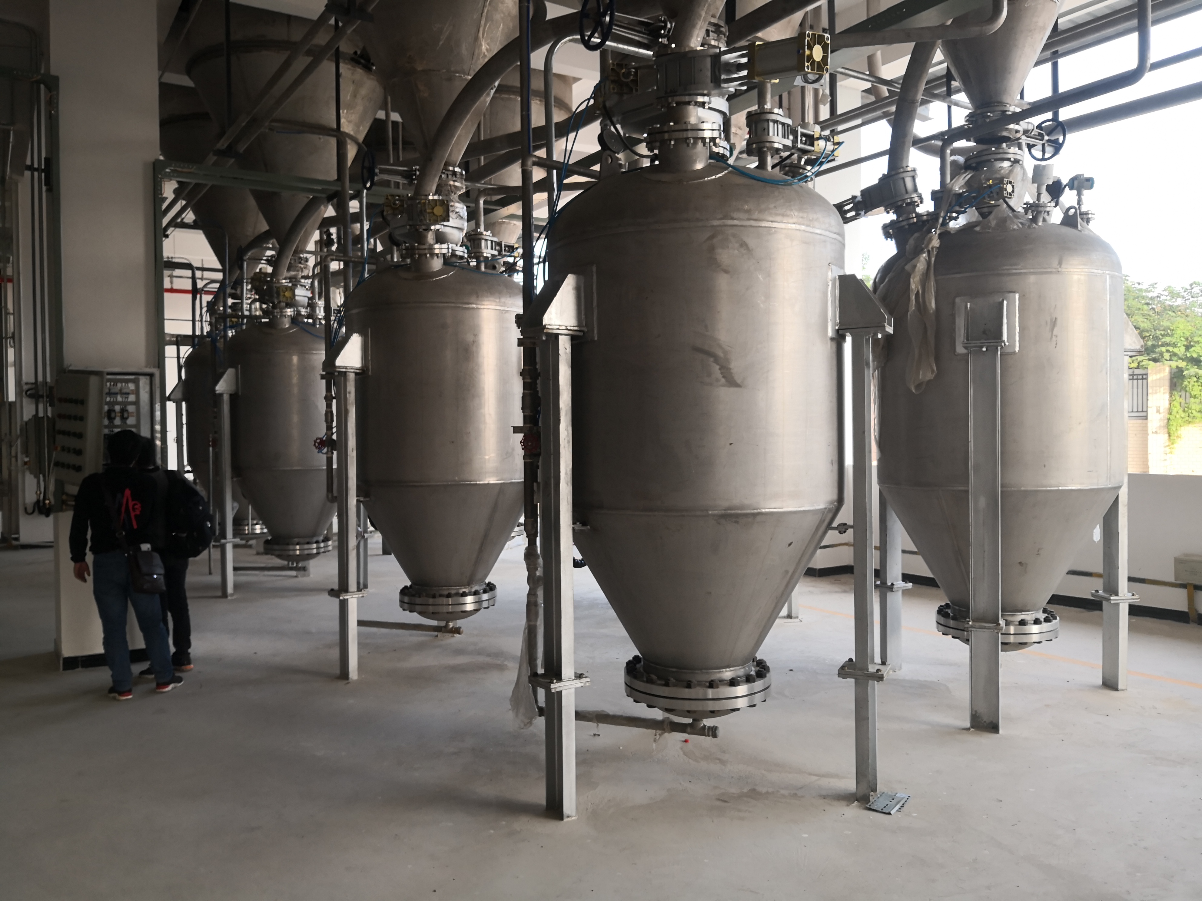 The Manda dense phase pneumatic conveying system can be used in series with single chamber pumps, and the conveying capacity is large and long-distance