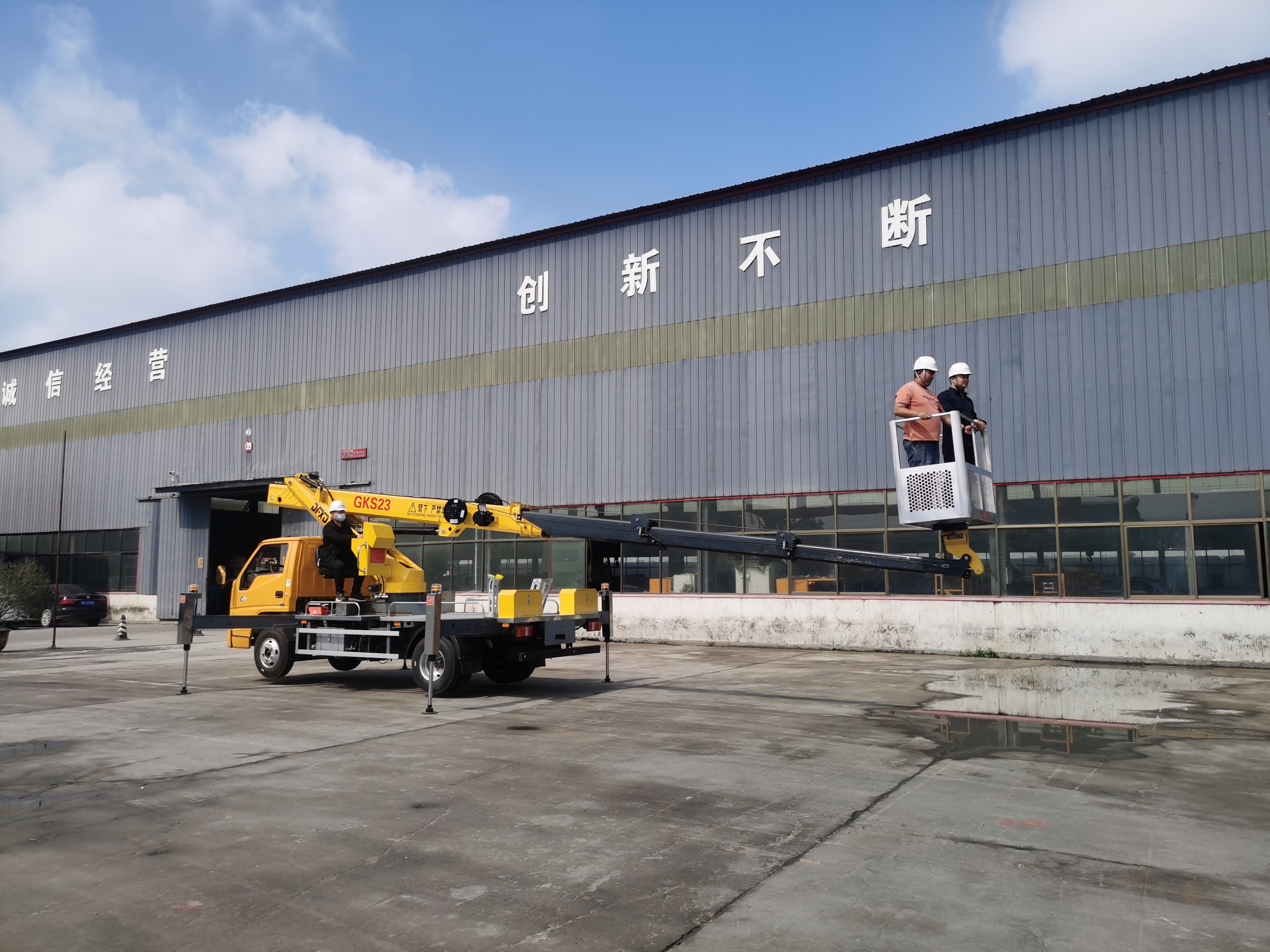 Dongfeng Xinda 23m Aerial work platform is flat in all directions, and the working radius is 15.2m without shaking