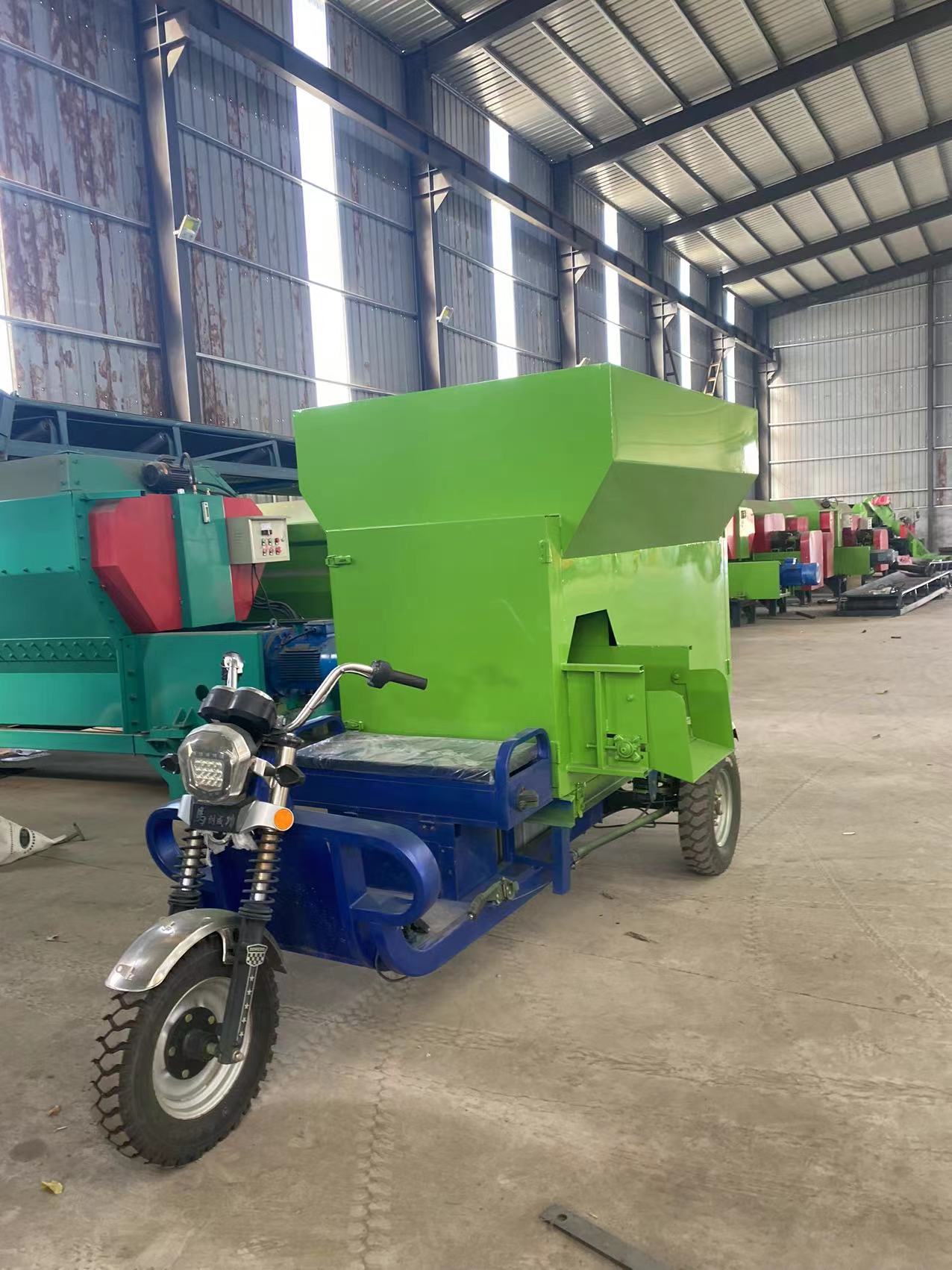 Benhang 3 party electric feeding truck, cattle and sheep feeding and spreading truck, feeding truck, and feeding truck at the breeding farm