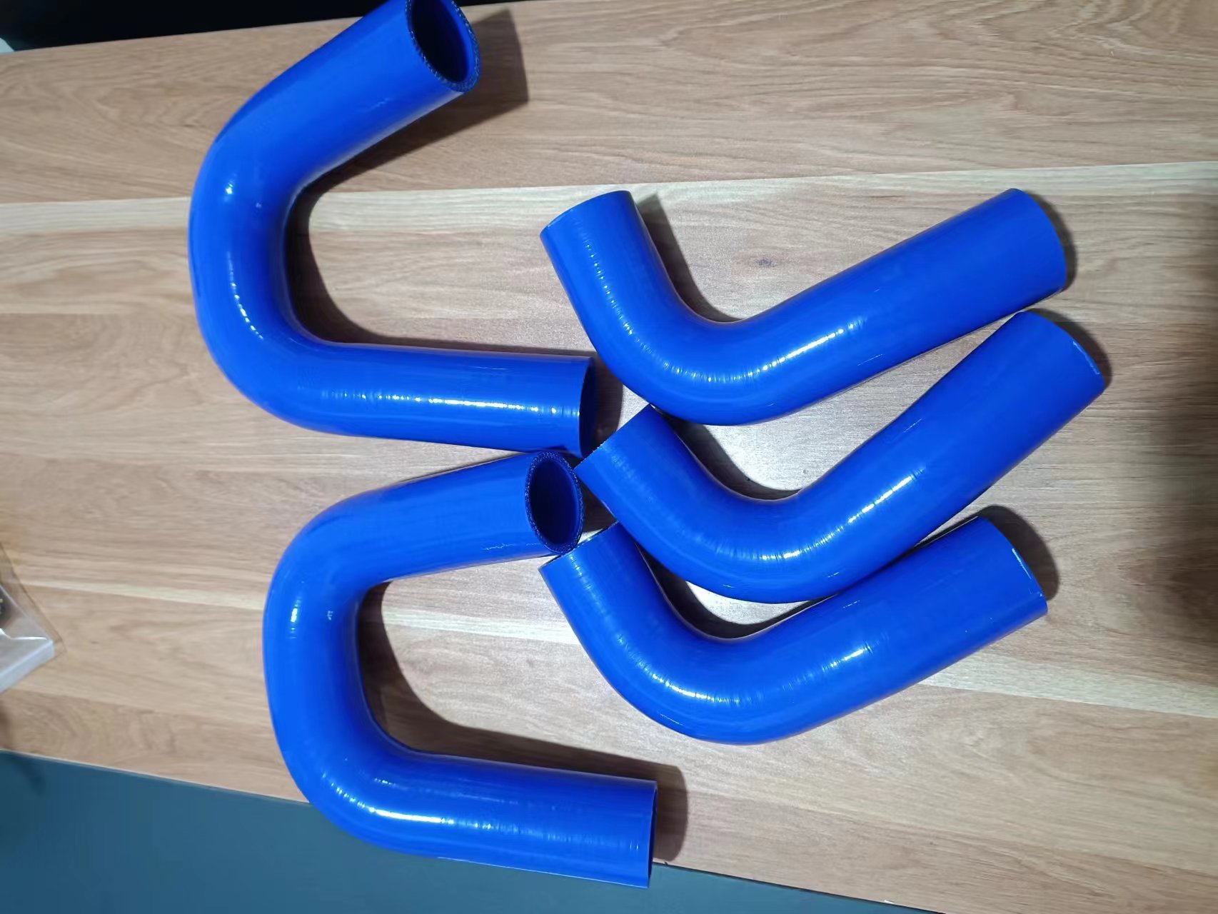 The manufacturer provides rubber hoses for automotive heating pipes, and the specifications and colors of silicone hoses for automotive coolant can be customized