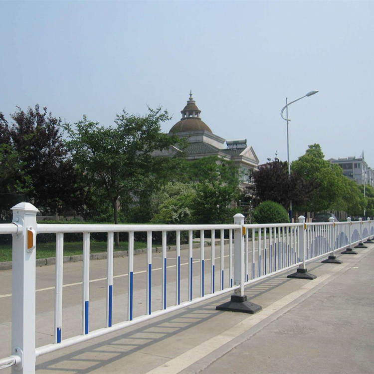 Municipal guardrail, road protection fence, zinc steel isolation fence, road separation fence, Chunlin