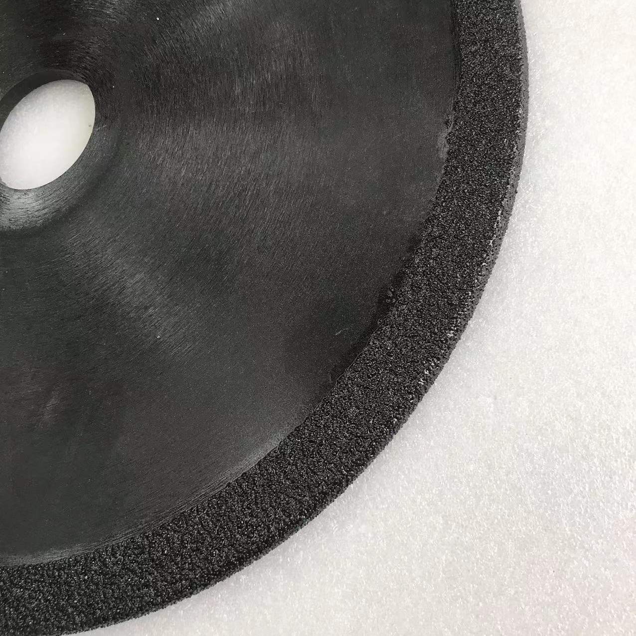 Ordered arrangement of diamond abrasives for special shaped grooves in processing cast iron plastic parts with brazed grinding wheels