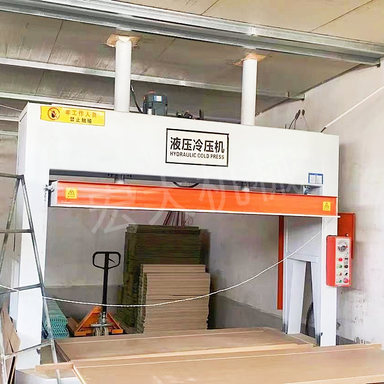 Woodworking single-sided gluing machine with adhesive roller that can open wire and increase the amount of glue applied. Wood board, calcium silicate board, gypsum board, roller coating