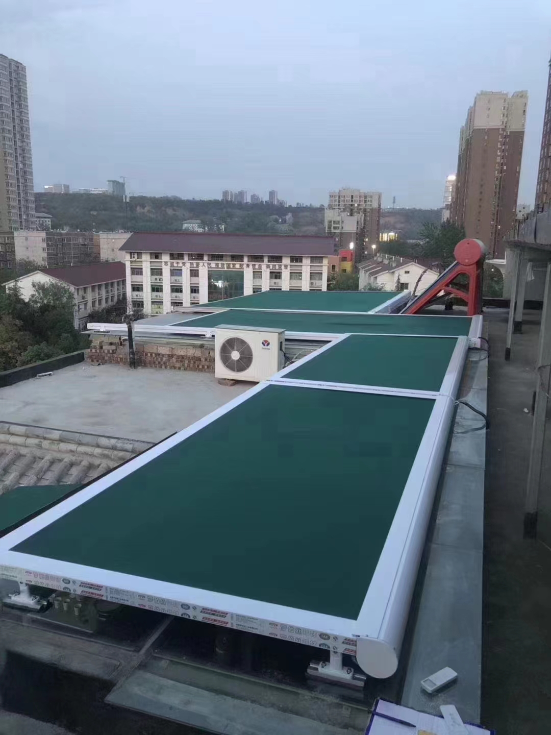 Yuntengyt-90 Commercial Sunlight Room Electric Telescopic Glass Roof Insulation Curtain