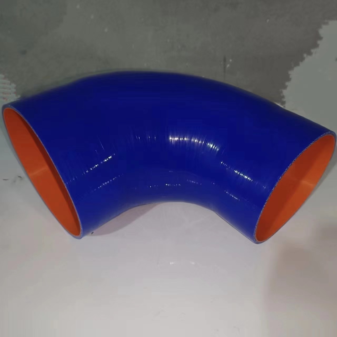 Ruiguan supplies wear-resistant silicone elbow cloth with silicone rubber hose. The 90 degree variable diameter elbow and irregular elbow pipe can be customized