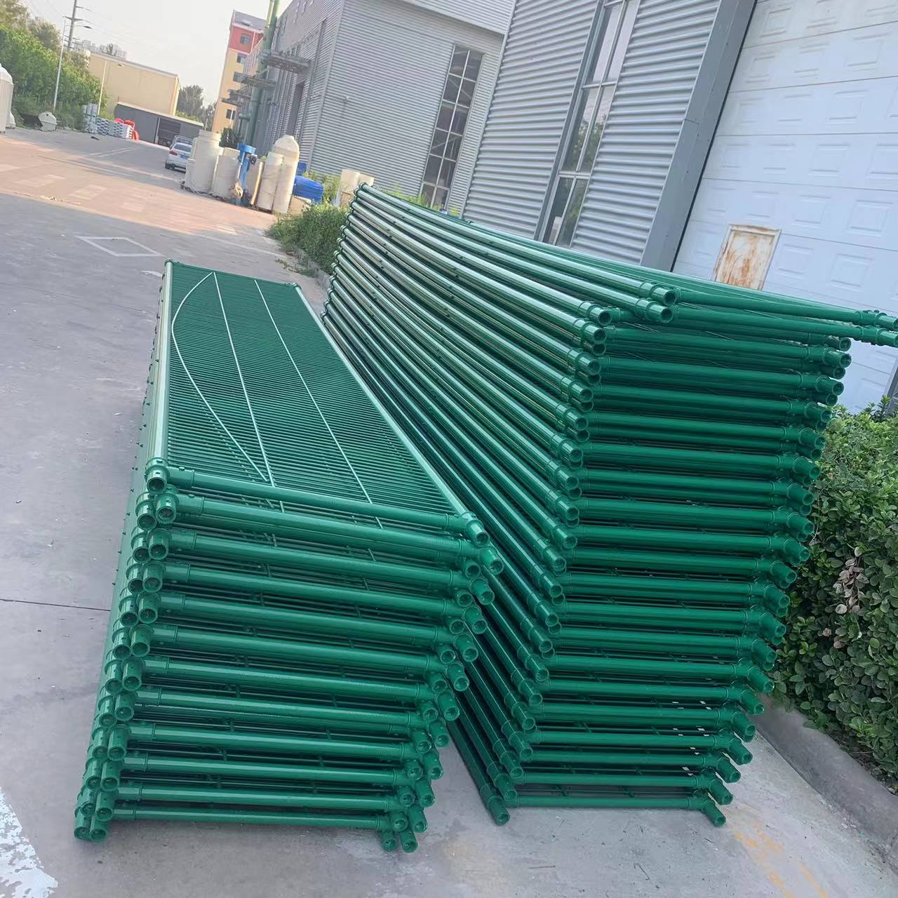 Zhanrui fiberglass anti glare mesh isolation fence manufacturer installs simple, sturdy, and durable corrosion-resistant mesh for engineering purposes