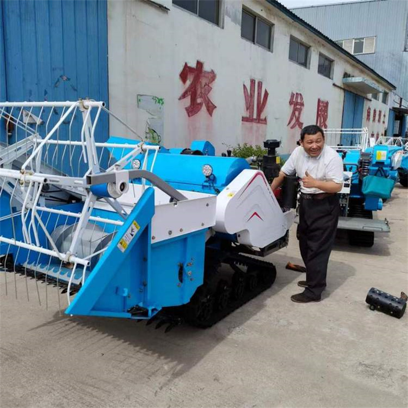 Crawler type wheat harvester with built-in granary in mountainous paddy fields. Rice harvester with small plots for easy use