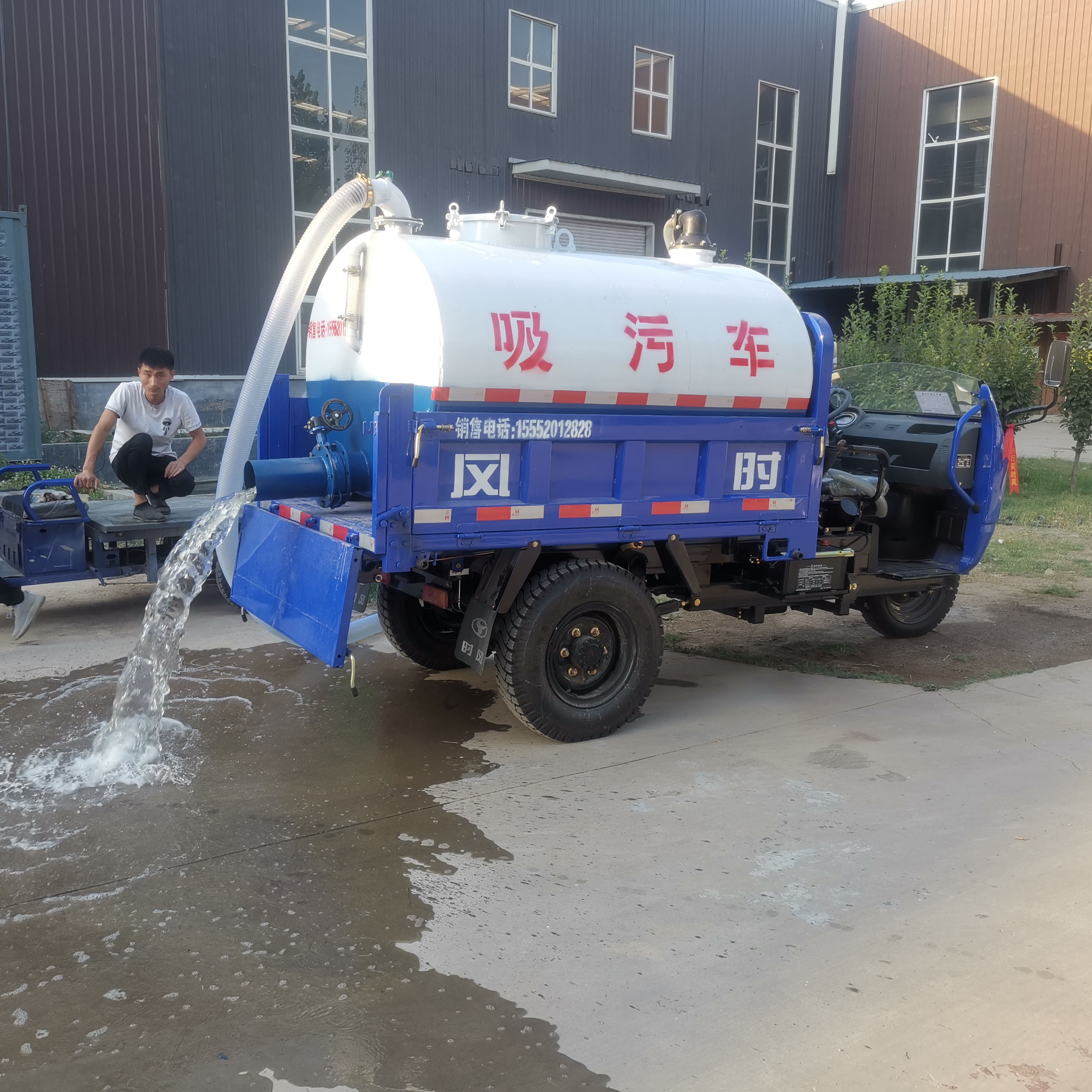 Diesel powered three wheeled suction truck for cleaning toilets in aquaculture farms Renovation of small suction trucks for self suction and self discharge of feces