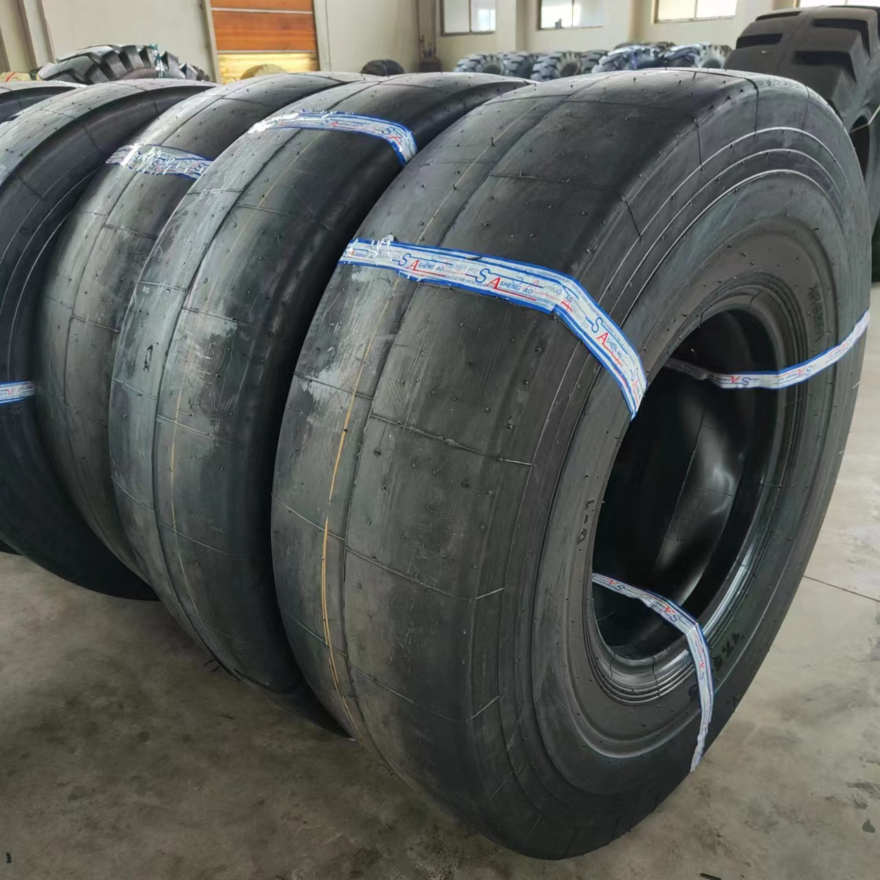 Supply Jinyuan Jinwangda 17.5-25 smooth tire scraper mine tire wear-resistant three packs