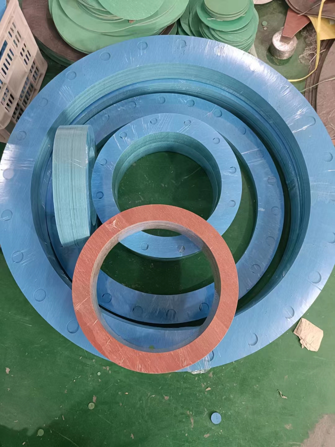 Shengzhang processes and customizes high, medium, and low pressure asbestos gaskets according to the drawings. Oil resistant rubber PTFE sealing gaskets