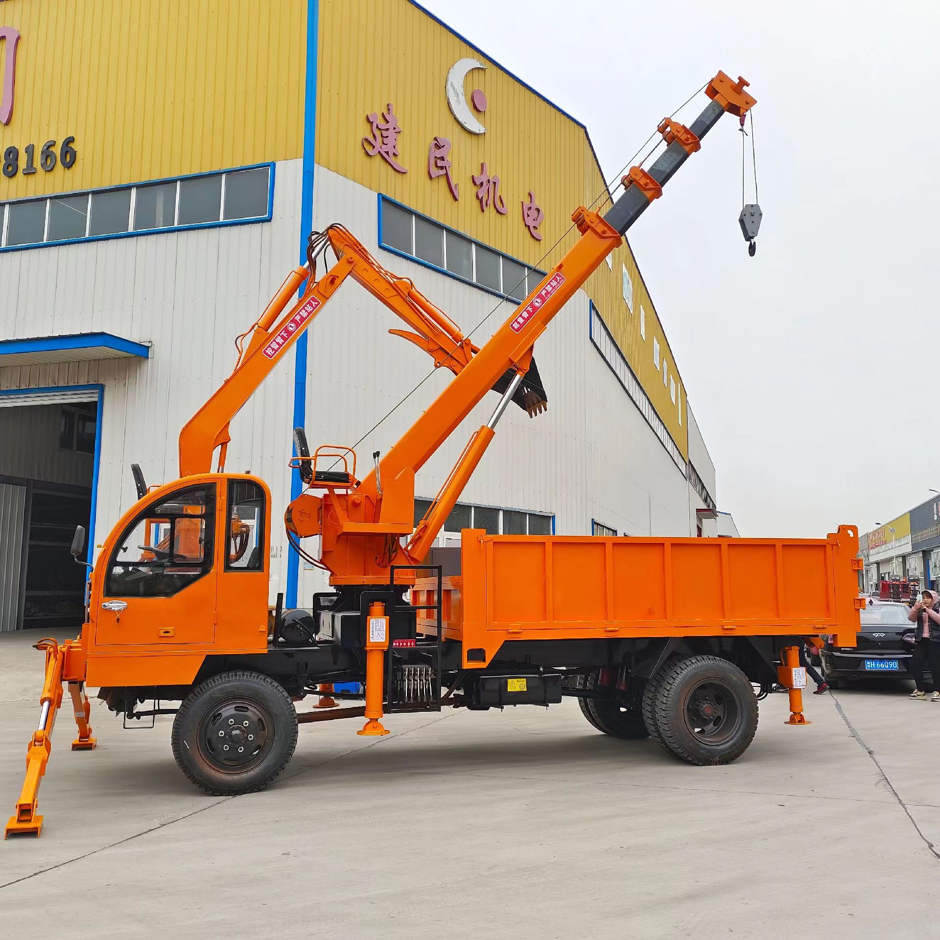 Hanging and digging all-in-one machine, unlike wheeled agricultural four-wheel drive, can be used for hanging, digging, grabbing, and moving trees in gardens. The crane is used for burials and funerals