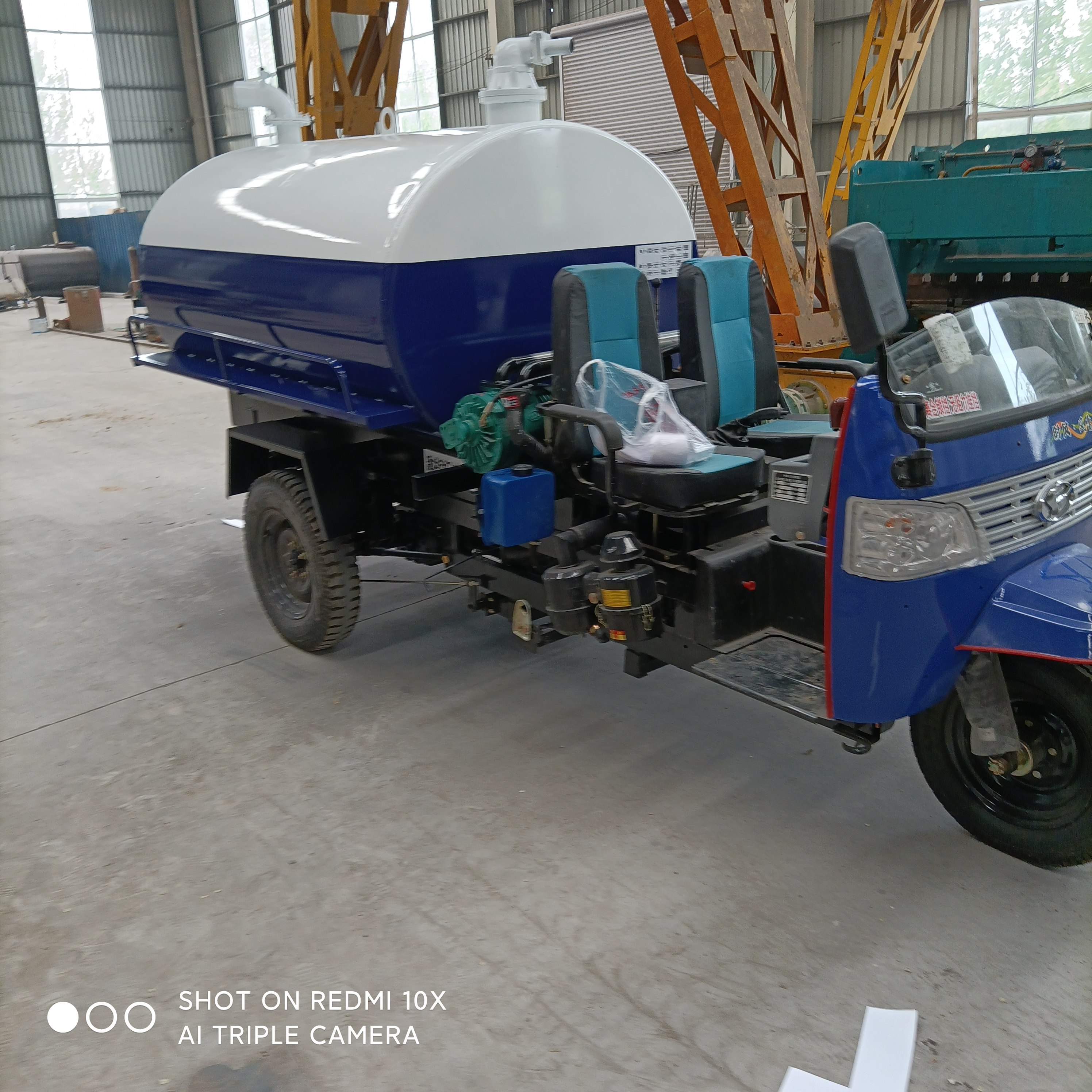 Five March semi enclosed three wheel suction truck, five winds, 2, 3 square suction truck, agricultural three horse suction truck