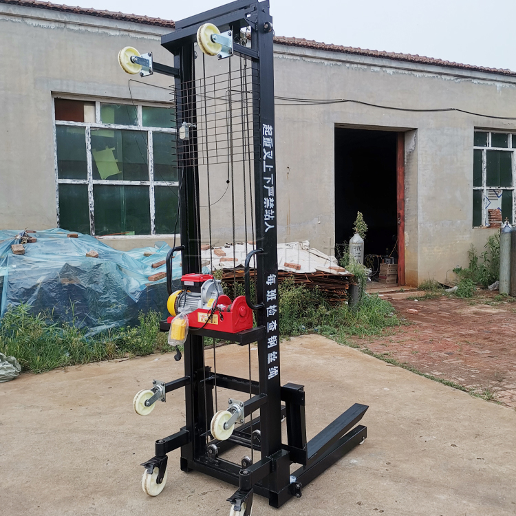 Electric elevator, brick machine, aerated block elevator on small construction sites, can lift up to 9 meters. Stacking machine