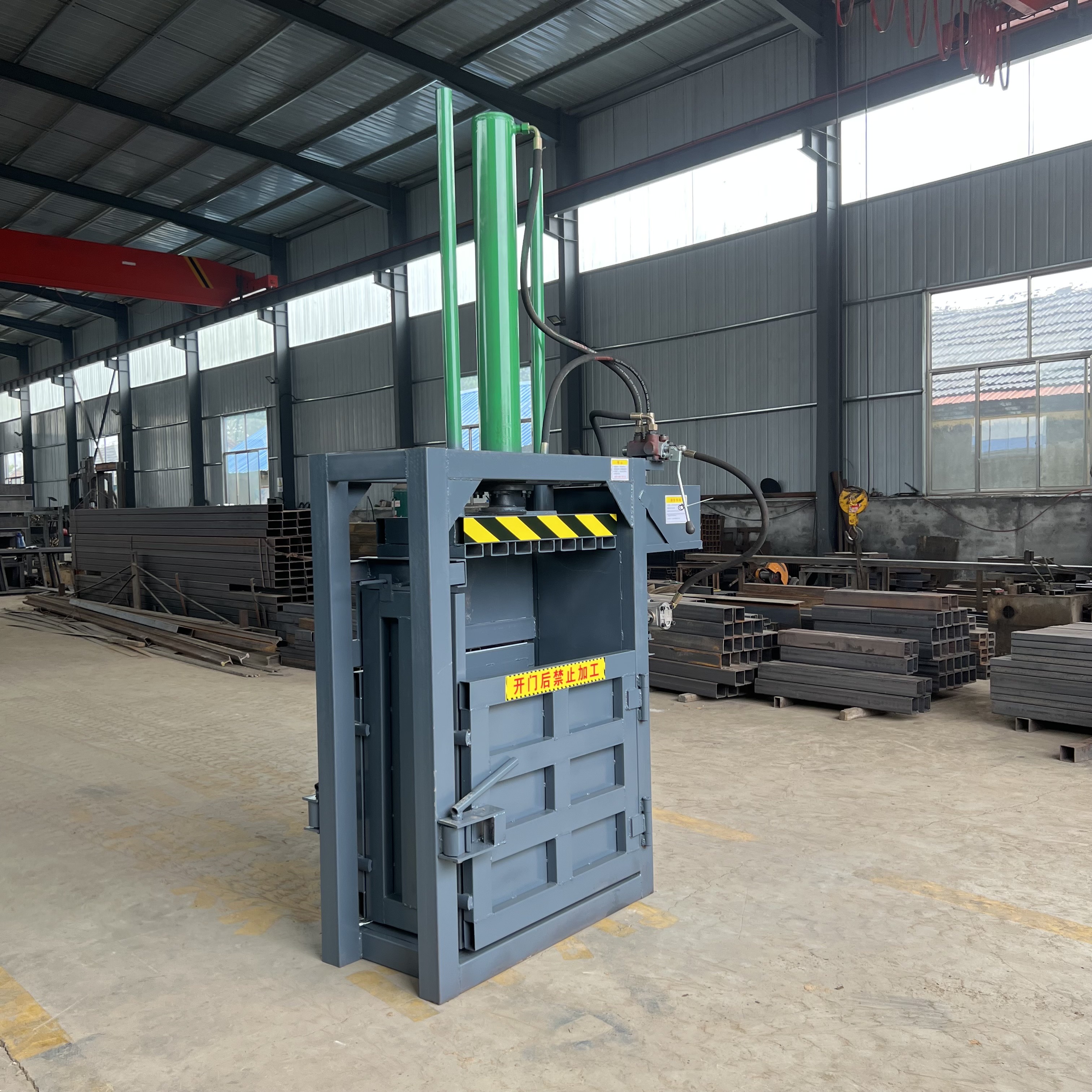 Small single cylinder vertical hydraulic baler rice straw reed straw baler waste paper waste compression