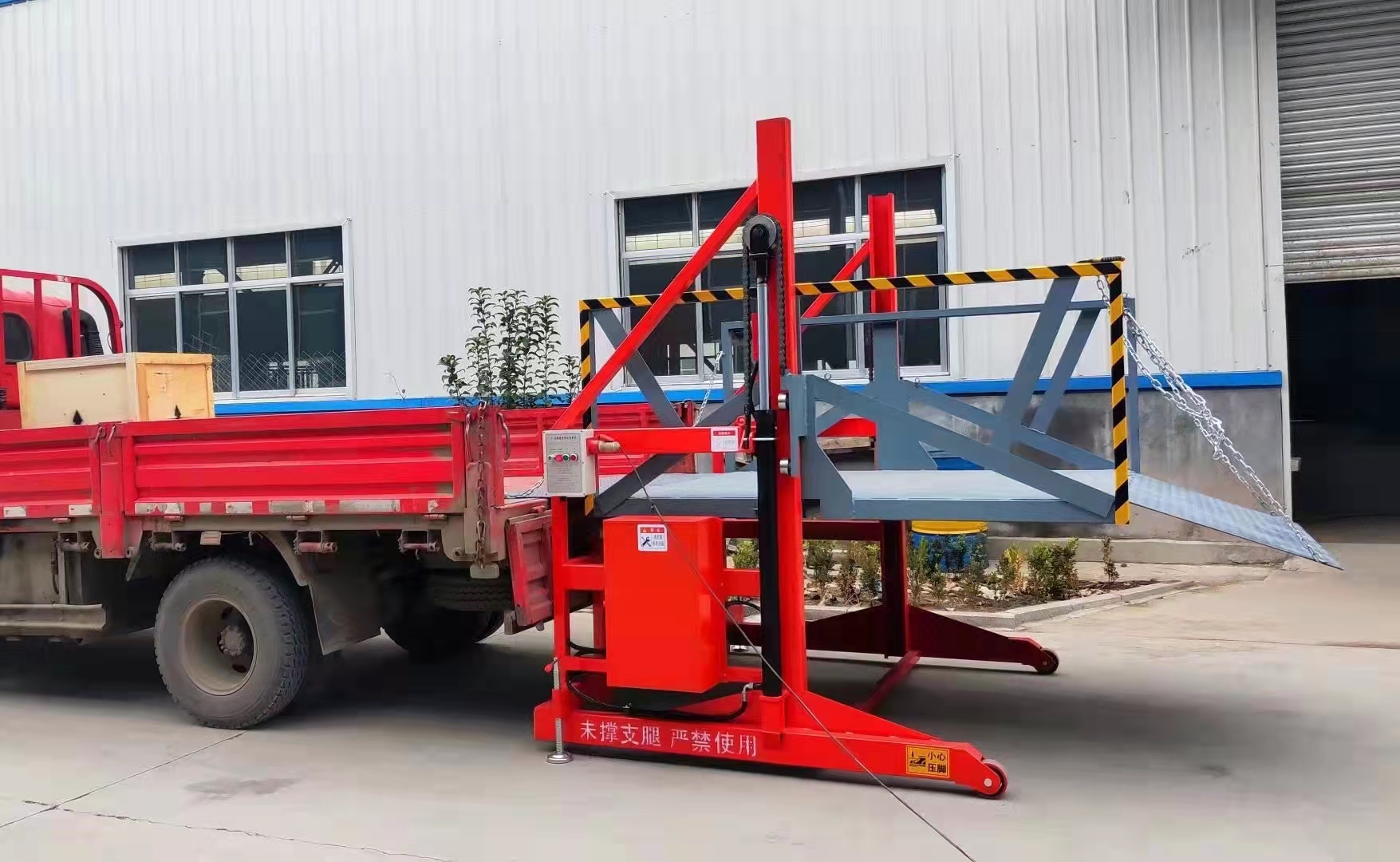 Shengli's 3 ton and 6 ton loading and unloading vehicles are equipped with a lifting and unloading platform, a mobile loading and unloading platform, and a rear loading and unloading device