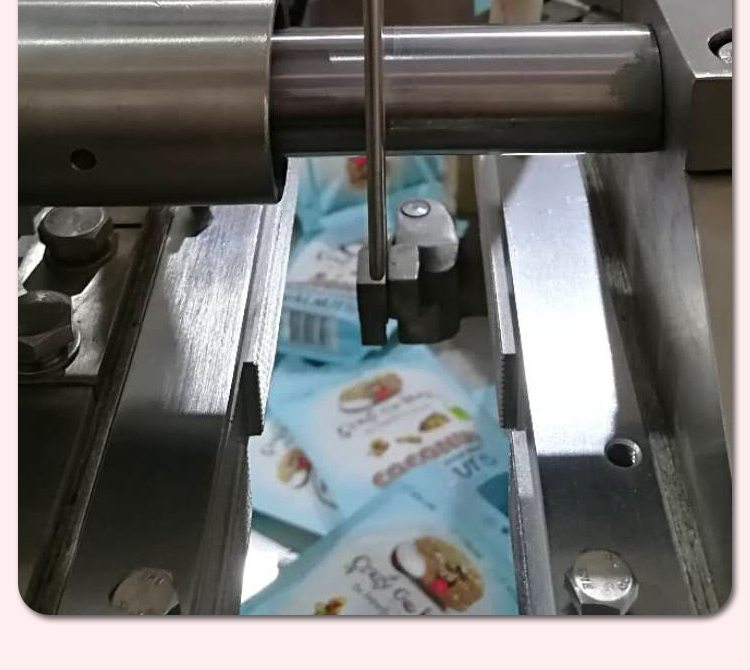 Automatic zipper self-supporting bag for snacks, comprehensive fruit and vegetable crispy slices, mixed vegetables, and dried vegetables. The bag packaging machine is filled with nitrogen gas