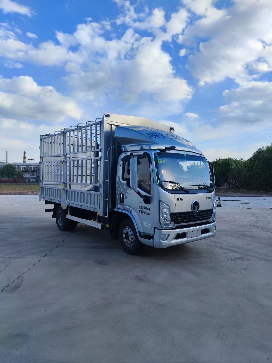 Shaanxi Auto Delong light truck 4m 2 Refrigerator truck k5000 Weichai 3.0 displacement 160hp