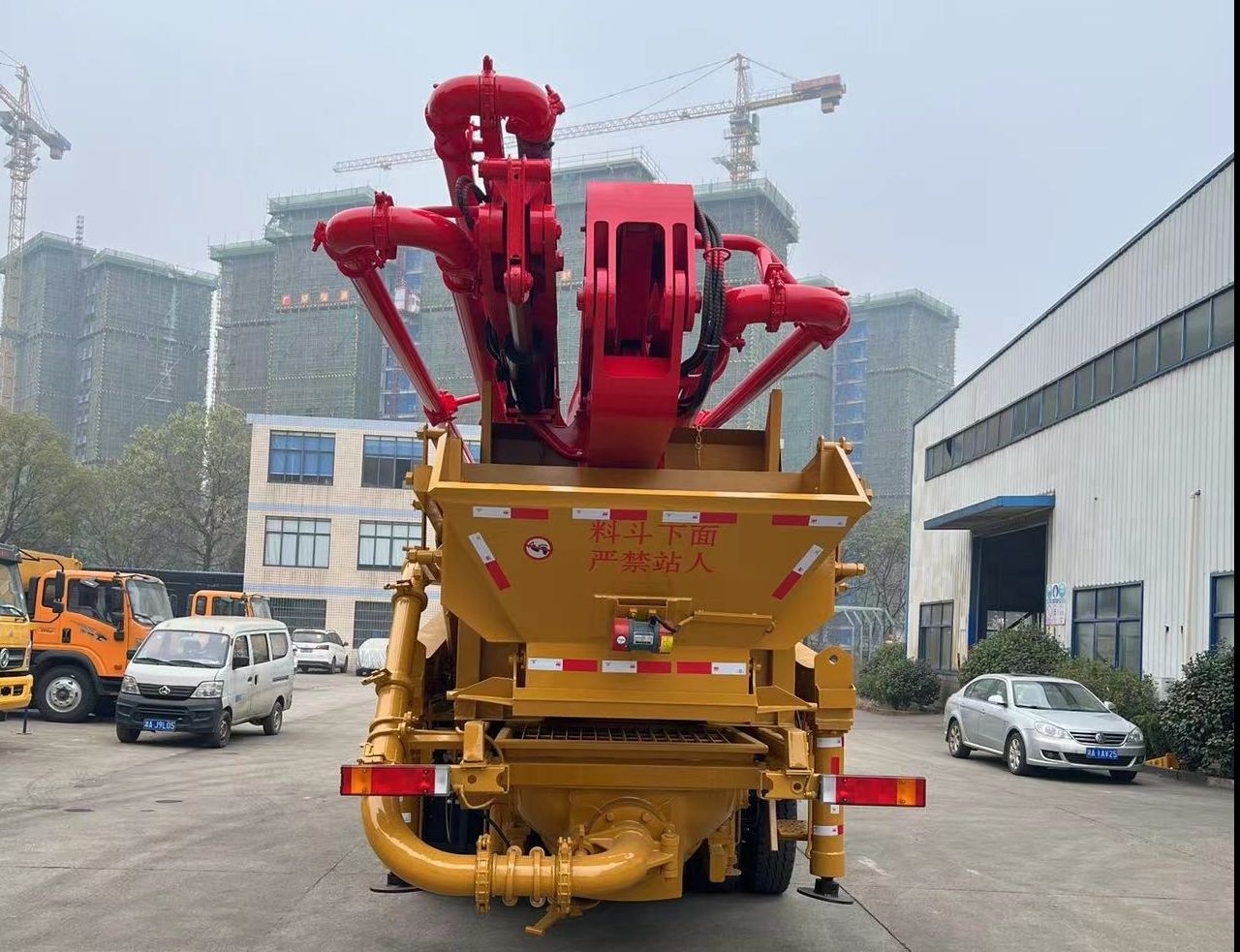 Weishi pump truck with mixer, 33 meters, single bridge, 4 meters, and 6 meters, with a narrow wheelbase for concrete mixing and pumping in a small site