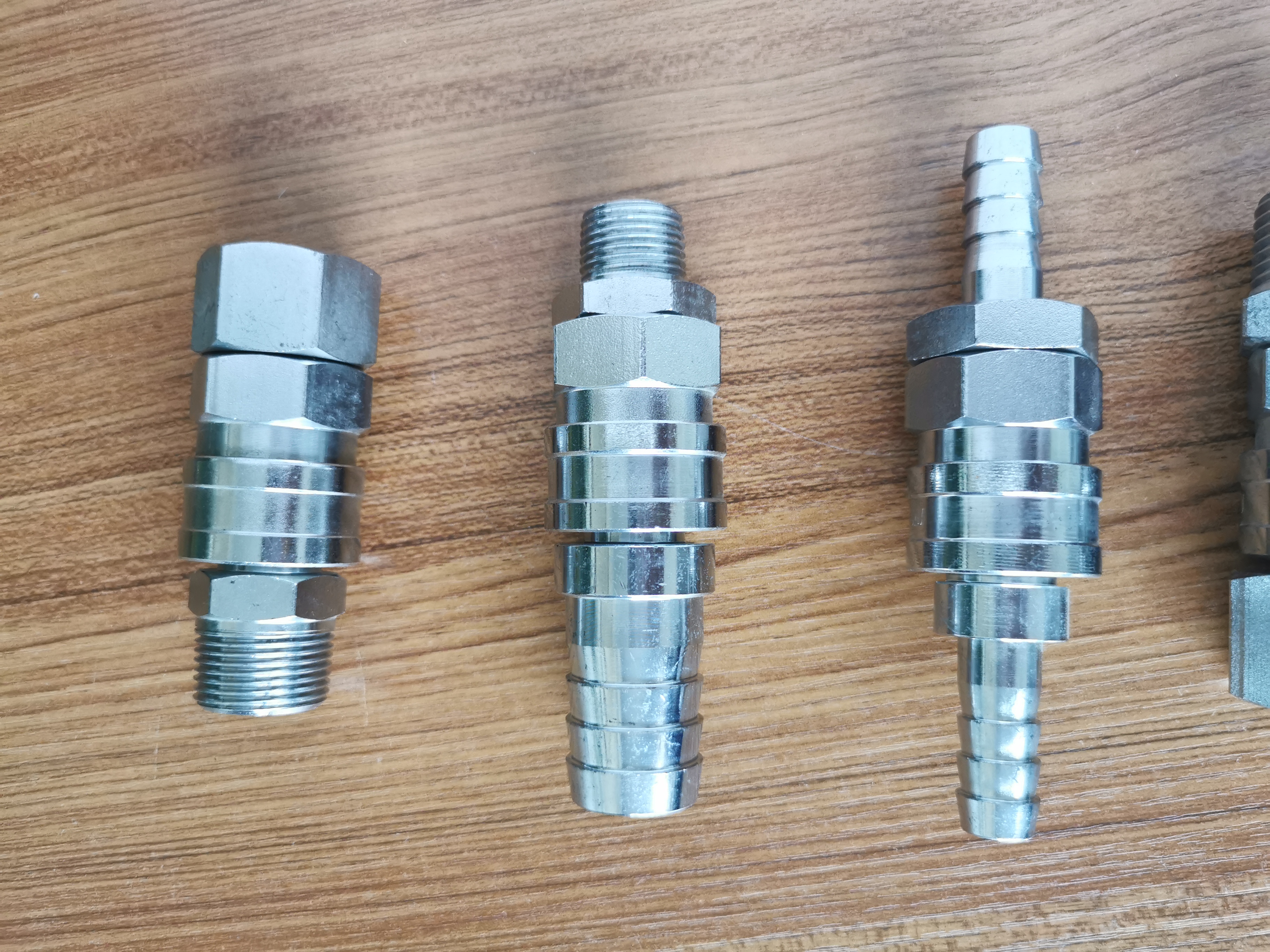 High flow single opening and closing self-locking pneumatic quick connector with multiple connection sizes available QKD158