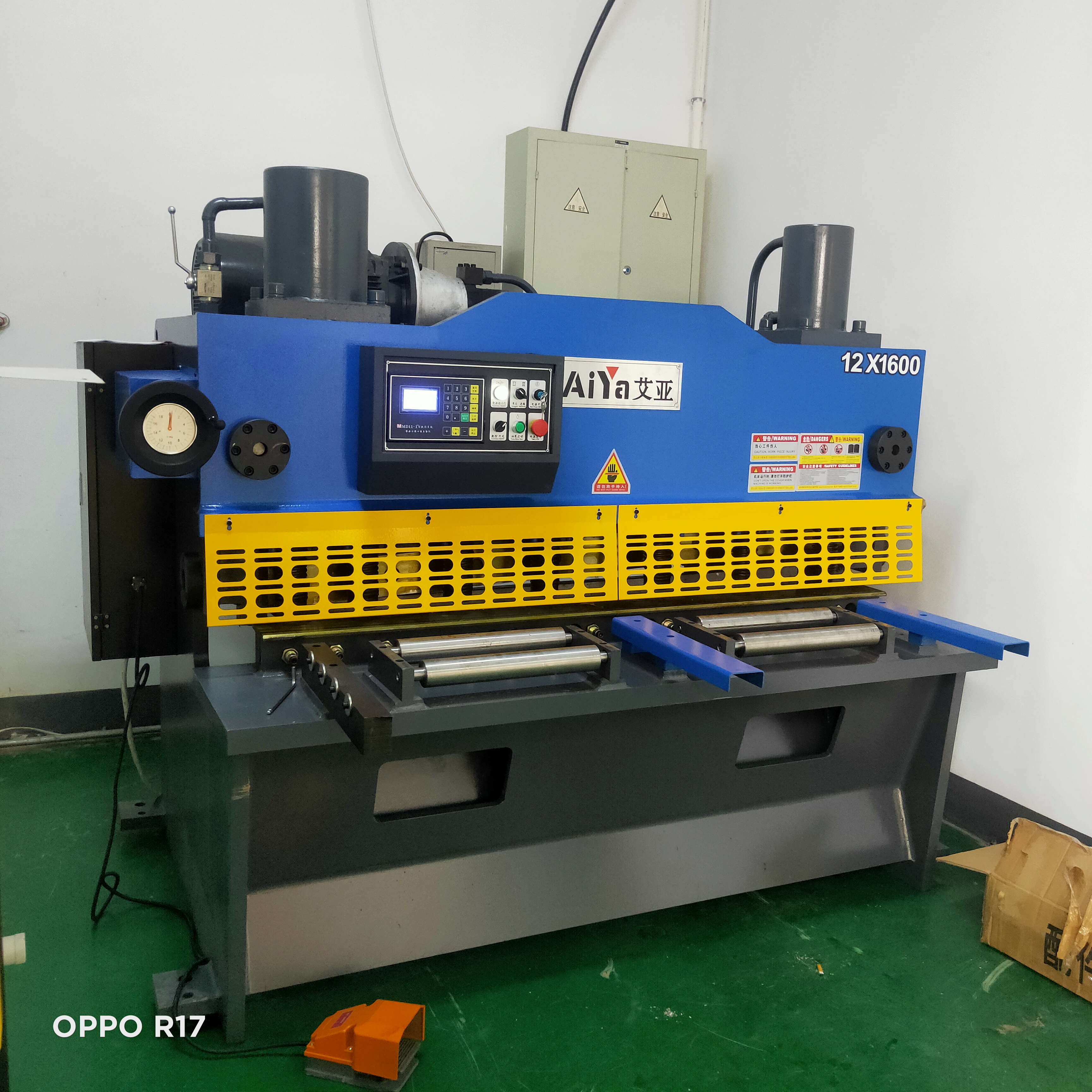 Aiya brand 12x1600 electric hydraulic CNC gate type cutting machine, 1-meter 6-meter cutting machine, capable of cutting a thickness of 12 millimeters