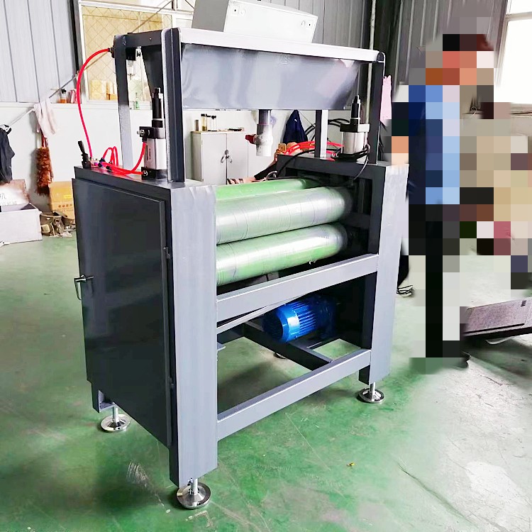 Woodworking single-sided gluing machine with adhesive roller that can open wire and increase the amount of glue applied. Wood board, calcium silicate board, gypsum board, roller coating