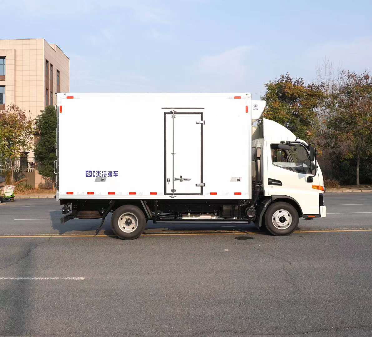 4m ² refrigerated truck Jianghuai Blue brand fruit and vegetable preservation truck Meat hook cold chain transport truck